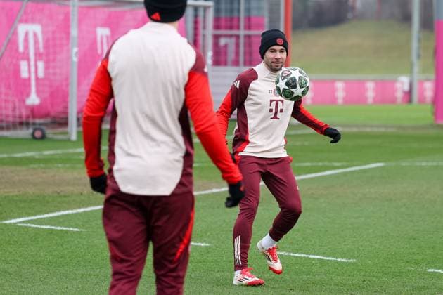 Raphael Guerreiro (FC Bayern Muenchen, 22) mit Ball beim Training, GER, Abschlusstraining, FC Bayern Muenchen, Fussball, UEFA Champions League, Play-offs, Saison 2024 2025, 11.02.2025, GER, Abschlusstraining, FC Bayern Muenchen, Fussball, UEFA Champions League, Play-offs, Saison 2024 2025, 11.02.2025 Muenchen Copyright: xEibner-Pressefoto JennixMaulx EP_JML