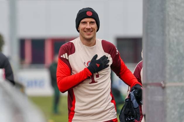 Leon Goretzka (FC Bayern Muenchen, 08) lachend mti Hand auf der Brust auf dem Weg auf den Trainingsplatz, GER, Abschlusstraining, FC Bayern Muenchen, Fussball, UEFA Champions League, Play-offs, Saison 2024 2025, 11.02.2025, GER, Abschlusstraining, FC Bayern Muenchen, Fussball, UEFA Champions League, Play-offs, Saison 2024 2025, 11.02.2025 Muenchen Copyright: xEibner-Pressefoto JennixMaulx EP_JML