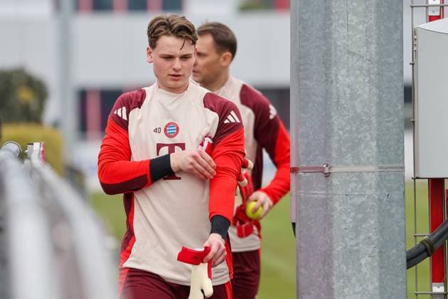 Jonas Urbig (FC Bayern Muenchen, 40) auf dem Weg auf den Trainingsplatz, GER, Abschlusstraining, FC Bayern Muenchen, Fussball, UEFA Champions League, Play-offs, Saison 2024 2025, 11.02.2025, GER, Abschlusstraining, FC Bayern Muenchen, Fussball, UEFA Champions League, Play-offs, Saison 2024 2025, 11.02.2025 Muenchen Copyright: xEibner-Pressefoto JennixMaulx EP_JML