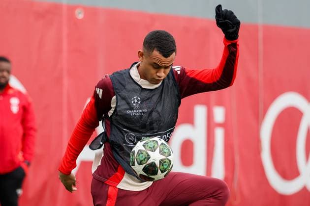 Tarek Buchmann (FC Bayern Muenchen, 28) mit Ball beim Training, GER, Abschlusstraining, FC Bayern Muenchen, Fussball, UEFA Champions League, Play-offs, Saison 2024 2025, 11.02.2025, GER, Abschlusstraining, FC Bayern Muenchen, Fussball, UEFA Champions League, Play-offs, Saison 2024 2025, 11.02.2025 Muenchen Copyright: xEibner-Pressefoto JennixMaulx EP_JML