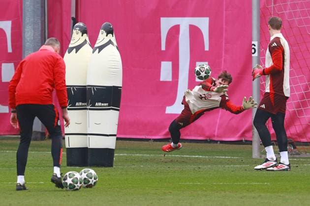 40 Jonas Urbig, am Ball, Parade, fliegt, 1 Manuel Neuer, staunt, Portraet, Portrait, TWT-Training, Fussball Abschlusstraining - FC Bayern München vor UEFA Champions League-Spiel vs. Celtic Glasgow 11.02.2025 Trainingsgelände, Säbenerstr. FOTO: Mladen Lackovic LakoPress