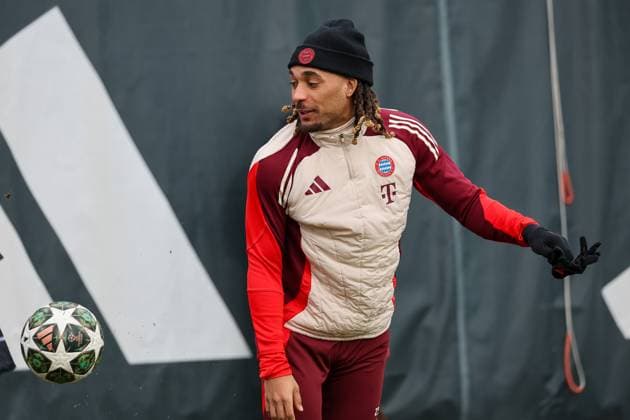 Sacha Boey (FC Bayern Muenchen, 23) beim Training, GER, Abschlusstraining, FC Bayern Muenchen, Fussball, UEFA Champions League, Play-offs, Saison 2024 2025, 11.02.2025, GER, Abschlusstraining, FC Bayern Muenchen, Fussball, UEFA Champions League, Play-offs, Saison 2024 2025, 11.02.2025 Muenchen Copyright: xEibner-Pressefoto JennixMaulx EP_JML