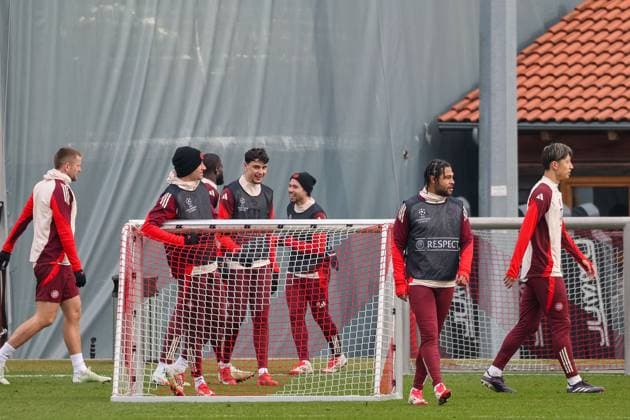 Eric Dier (FC Bayern Muenchen, 15) mit Thomas Mueller (FC Bayern Muenchen, 25) und Dayot Upamecano (FC Bayern Muenchen, 02), mit Aleksandar Pavlovic (FC Bayern Muenchen, 45) und Raphael Guerreiro (FC Bayern Muenchen, 22) und Serge Gnabry (FC Bayern Muenchen, 07), mit Hiroki Ito (FC Bayern Muenchen, 21) beim Training, GER, Abschlusstraining, FC Bayern Muenchen, Fussball, UEFA Champions League, Play-offs, Saison 2024 2025, 11.02.2025, GER, Abschlusstraining, FC Bayern Muenchen, Fussball, UEFA Champions League, Play-offs, Saison 2024 2025, 11.02.2025 Muenchen Copyright: xEibner-Pressefoto JennixMaulx EP_JML