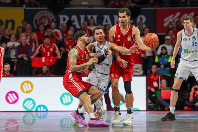 Oscar da Silva (FC Bayern Basketball, 01) mit Ball im Duell mit Garai Zeeb (Frankfurt Skyliners, 03) und Nick Weiler-Babb (FC Bayern Basketball, 00), GER, FC Bayern Muenchen vs. Skyliners Frankfurt, Basketball, easycredit Basketball Bundesliga, BBL, 21. Spieltag, Saison 2024 2025, 11.02.2025, GER, FC Bayern Muenchen vs. Skyliners Frankfurt, Basketball, easycredit Basketball Bundesliga, BBL, 21. Spieltag, Saison 2024 2025, 11.02.2025 Muenchen Copyright: xEibner-Pressefoto JennixMaulx EP_JML