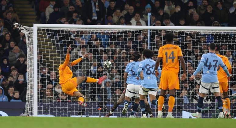 . - Manchester City v Real Madrid, UEFA Champions League, Knockout Play-off first leg, City Of Manchester Stadium, Manchester, UK - 11th February 2025. Daniel Weir Crystal Pix GOAL 1-1, Kylian Mbappe of Real Madrid scores to make the score 1-1. - Manchester City v Real Madrid, UEFA Champions League, Knockout Play-off first leg, City Of Manchester Stadium, Manchester, UK - 11th February 2025. Daniel Weir Crystal Pix Manchester City Of Manchester Stadium UK Copyright: xDanielxWeirx CP_Manchester_City_Real_Madrid_01