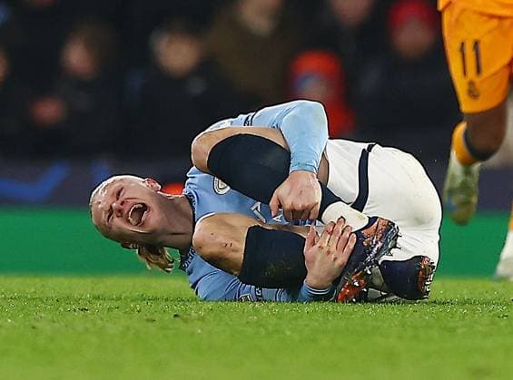 Erling Haaland of Manchester City feels the pain from a knock Manchester City v Real Madrid, UEFA Champions League, Knockout Round Play-offs, First Leg, Football, Etihad Stadium, Manchester, UK - 11 Feb 2025 EDITORIAL USE ONLY No use with unauthorised audio, video, data, fixture lists, club league logos or live services. Online in-match use limited to 120 images, no video emulation. No use in betting, games or single club league player publications. Copyright: xJavierxGarcia Shutterstockx 15136820bh