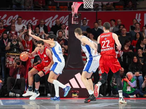 Oscar da Silva (FC Bayern Basketball, 01) mit Ball mit Kamaka Hepa (Frankfurt Skyliners, 44), mit Jacob Knauf (Frankfurt Skyliners, 35) und Danko Brankovic (FC Bayern Basketball, 22), GER, FC Bayern Muenchen vs. Skyliners Frankfurt, Basketball, easycredit Basketball Bundesliga, BBL, 21. Spieltag, Saison 2024 2025, 11.02.2025, GER, FC Bayern Muenchen vs. Skyliners Frankfurt, Basketball, easycredit Basketball Bundesliga, BBL, 21. Spieltag, Saison 2024 2025, 11.02.2025 Muenchen Copyright: xEibner-Pressefoto JennixMaulx EP_JML