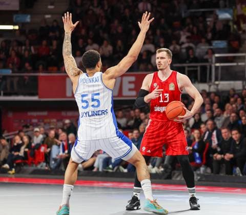 Andreas Obst (FC Bayern Basketball, 13) mit Ball mit David Muenkat (Frankfurt Skyliners, 55), GER, FC Bayern Muenchen vs. Skyliners Frankfurt, Basketball, easycredit Basketball Bundesliga, BBL, 21. Spieltag, Saison 2024 2025, 11.02.2025, GER, FC Bayern Muenchen vs. Skyliners Frankfurt, Basketball, easycredit Basketball Bundesliga, BBL, 21. Spieltag, Saison 2024 2025, 11.02.2025 Muenchen Copyright: xEibner-Pressefoto JennixMaulx EP_JML
