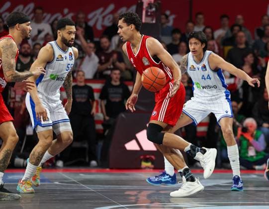 Oscar da Silva (FC Bayern Basketball, 01) mit Ball mit David Muenkat (Frankfurt Skyliners, 55) und Kamaka Hepa (Frankfurt Skyliners, 44), mit Nick Weiler-Babb (FC Bayern Basketball, 00), GER, FC Bayern Muenchen vs. Skyliners Frankfurt, Basketball, easycredit Basketball Bundesliga, BBL, 21. Spieltag, Saison 2024 2025, 11.02.2025, GER, FC Bayern Muenchen vs. Skyliners Frankfurt, Basketball, easycredit Basketball Bundesliga, BBL, 21. Spieltag, Saison 2024 2025, 11.02.2025 Muenchen Copyright: xEibner-Pressefoto JennixMaulx EP_JML