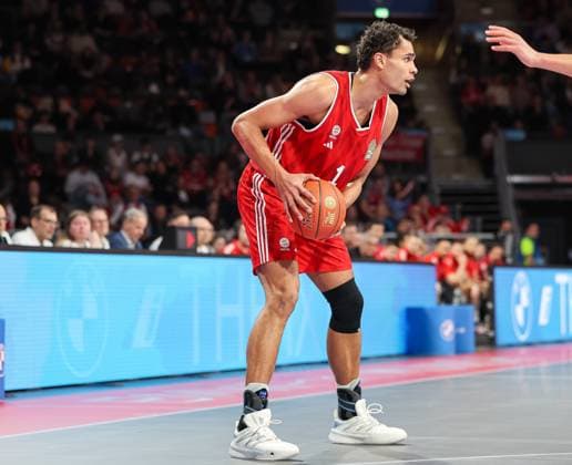 Oscar da Silva (FC Bayern Basketball, 01) mit Ball, GER, FC Bayern Muenchen vs. Skyliners Frankfurt, Basketball, easycredit Basketball Bundesliga, BBL, 21. Spieltag, Saison 2024 2025, 11.02.2025, GER, FC Bayern Muenchen vs. Skyliners Frankfurt, Basketball, easycredit Basketball Bundesliga, BBL, 21. Spieltag, Saison 2024 2025, 11.02.2025 Muenchen Copyright: xEibner-Pressefoto JennixMaulx EP_JML