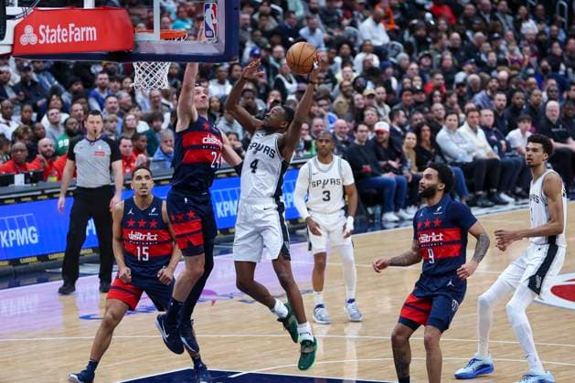 February 10, 2025, Washington, District Of Columbia, USA: DE AARON FOX 4 of the San Antonio Spurs drives to the basket against COREY KISPERT 24 the Washington Wizards during the first half of NBA, Basketball Herren, USA action at Capital One Arena. Washington USA - ZUMAs352 20250210_zsp_s352_003 Copyright: xSabinaxShyshx