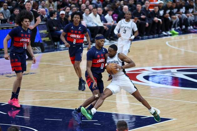 February 10, 2025, Washington, District Of Columbia, USA: DE AARON FOX 4 of the San Antonio Spurs drives to the basket against BILAL COULIBALY 0 the Washington Wizards during the first half of NBA, Basketball Herren, USA action at Capital One Arena. Washington USA - ZUMAs352 20250210_zsp_s352_006 Copyright: xSabinaxShyshx