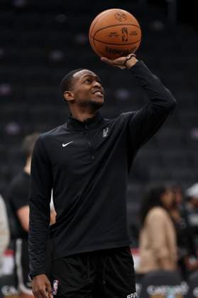 February 10, 2025, Washington, District Of Columbia, USA: DE AARON FOX 4 of the San Antonio Spurs warms up before the game against the Washington Wizards at Capital One Arena. Washington USA - ZUMAs352 20250210_zsp_s352_007 Copyright: xSabinaxShyshx