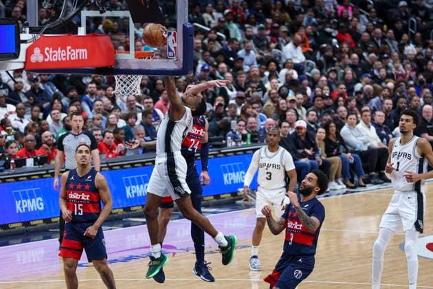 February 10, 2025, Washington, District Of Columbia, USA: DE AARON FOX 4 of the San Antonio Spurs dunks the ball against COREY KISPERT 24 the Washington Wizards during the first half of NBA, Basketball Herren, USA action at Capital One Arena. Washington USA - ZUMAs352 20250210_zsp_s352_013 Copyright: xSabinaxShyshx