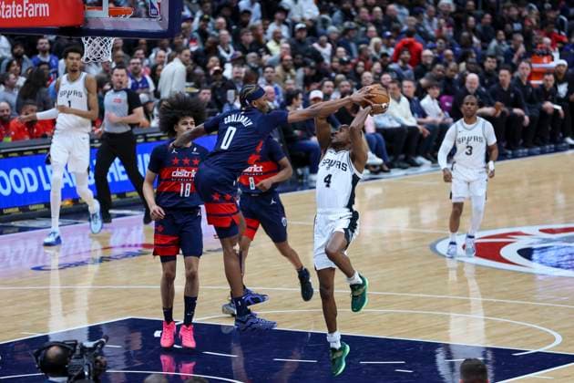 February 10, 2025, Washington, District Of Columbia, USA: DE AARON FOX 4 of the San Antonio Spurs drives to the basket against BILAL COULIBALY 0 the Washington Wizards during the first half of NBA, Basketball Herren, USA action at Capital One Arena. Washington USA - ZUMAs352 20250210_zsp_s352_021 Copyright: xSabinaxShyshx