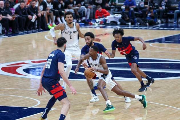February 10, 2025, Washington, District Of Columbia, USA: DE AARON FOX 4 of the San Antonio Spurs handles the ball against JUSTIN CHAMPAGNIE 9 the Washington Wizards during the first half of NBA, Basketball Herren, USA action at Capital One Arena. Washington USA - ZUMAs352 20250210_zsp_s352_030 Copyright: xSabinaxShyshx