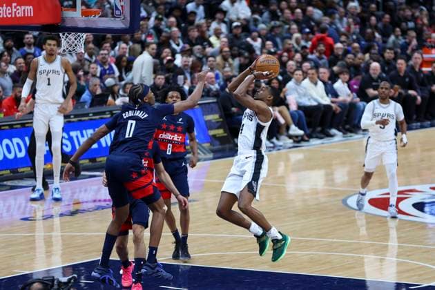 February 10, 2025, Washington, District Of Columbia, USA: DE AARON FOX 4 of the San Antonio Spurs shoots the ball against BILAL COULIBALY 0 the Washington Wizards during the first half of NBA, Basketball Herren, USA action at Capital One Arena. Washington USA - ZUMAs352 20250210_zsp_s352_035 Copyright: xSabinaxShyshx