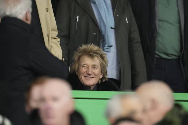 Sir Rod Stewart winks at a friend in the Director s Box at Celtic Park Celtic v Bayern Munich, UEFA Champions League, Knockout Round Play-offs, First Leg, Football, Celtic Park, Glasgow, UK - 12 Feb 2025 EDITORIAL USE ONLY No use with unauthorised audio, video, data, fixture lists, club league logos or live services. Online in-match use limited to 120 images, no video emulation. No use in betting, games or single club league player publications. Copyright: xStuartxWallace Shutterstockx 15136907bt