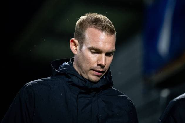 Tommy Stroot (VfL Wolfsburg, Trainer) schaut nach unten, GER, TSG 1899 Hoffenheim vs VfL Wolfsburg, Fussball Frauen DFB Pokal, Viertelfinale, Saison 2024 2025, 12.02.2025 DFB regulations prohibit any use of photographs as image sequences and or quasi-video GER, TSG 1899 Hoffenheim vs VfL Wolfsburg, Fussball Frauen DFB Pokal, Viertelfinale, Saison 2024 2025, 12.02.2025 Hoffenheim Copyright: xEibner-Pressefoto Memmlerx EP_MMR