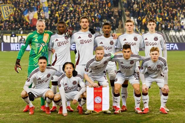 Fußball, EL, Royale Union Saint-Gilloise - Ajax Amsterdam BRUSSELS, 13-02-2025, King Boudewijn Stadium, Europa League match first leg between Union Saint Gilloise and Ajax. Teamphoto ajax with Ajax goalkeeper Remko Pasveer , Ajax player Jorthy Mokio , Ajax player Daniele Rugani , Ajax player Jorrel Hato , Ajax player Christian Rasmussen , Ajax player Youri Baas and front row; Ajax player Steven Berghuis , Ajax player Kian Fitz-Jim , Ajax player Davy Klaassen , Ajax player Luca Rosa and Ajax player Oliver Valaker Edvardsen Union Saint Gilloise - Ajax x27844243x Copyright: