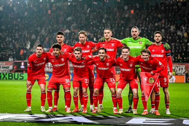 FC Twente goalkeeper Lars Unnerstall, FC Twente defender Mees Hilgers, FC Twente defender Gustaf Lagerbielke, FC Twente defender Bas Kuipers, FC Twente forward Ricky van Wolfswinkel, FC Twente forward Daan Rots, FC Twente midfielder Sem Steijn, FC Twente midfielder Michel Vlap, FC Twente midfielder Michal Sadilek , FC Twente defender Bart van Rooij, FC Twente forward Sayf Ltaief , during the match Twente - Bodo Glimt at the Grolsch Veste, FC Twente Stadion for the UEFA Europa League - Knockout phase play-offs - 1st leg season 2024-2025 in ENSCHEDE, Netherlands on 13 februari 2025, (photo by Stefan Koops EYE4images DeFodi Images) Defodi-746_215807