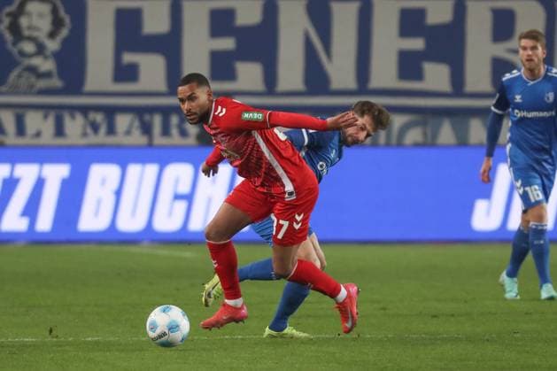 14.02.2025, xgox, Fussball 2. Bundesliga, 1. FC Magdeburg - 1. FC Koeln emspor, v.l. Linton Maina (Koeln, 37), Alexander Nollenberger (Magdeburg, 17 ) Zweikampf, Duell, Kampf, tackle (DFL DFB REGULATIONS PROHIBIT ANY USE OF PHOTOGRAPHS as IMAGE SEQUENCES and or QUASI-VIDEO) Magdeburg