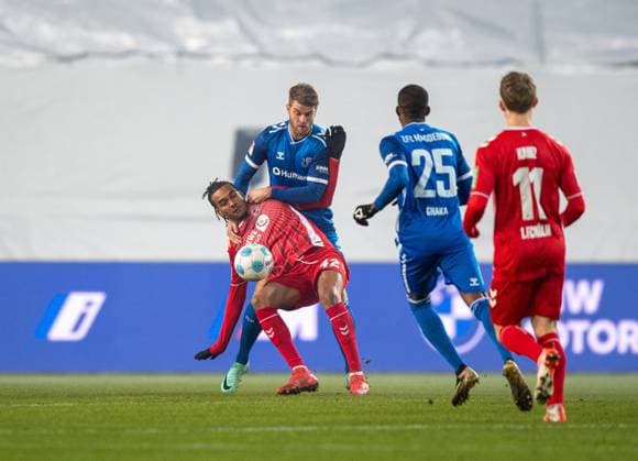Fussball, Herren, Saison 2024 2025, 2. Bundesliga (22. Spieltag), 1. FC Magdeburg - 1. FC Köln, v.l. Damion Downs (1. FC Köln), Marcus Mathisen (1. FC Magdeburg), Silas Gnaka (1. FC Magdeburg), Florian Kainz (1. FC Köln), 14.02. 2025,