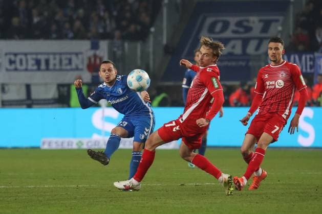 14.02.2025, xgox, Fussball 2. Bundesliga, 1. FC Magdeburg - 1. FC Koeln emspor, v.l. Baris Atik (Magdeburg, 23), Mathias Olsen (Koeln, 47) Zweikampf, Duell, Kampf, tackle (DFL DFB REGULATIONS PROHIBIT ANY USE OF PHOTOGRAPHS as IMAGE SEQUENCES and or QUASI-VIDEO) Magdeburg