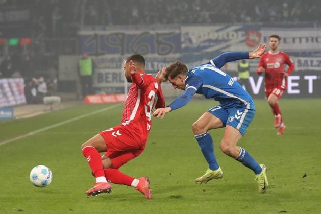 14.02.2025, xgox, Fussball 2. Bundesliga, 1. FC Magdeburg - 1. FC Koeln emspor, v.l. Linton Maina (Koeln, 37), Alexander Nollenberger (Magdeburg, 17 ) Zweikampf, Duell, Kampf, tackle (DFL DFB REGULATIONS PROHIBIT ANY USE OF PHOTOGRAPHS as IMAGE SEQUENCES and or QUASI-VIDEO) Magdeburg