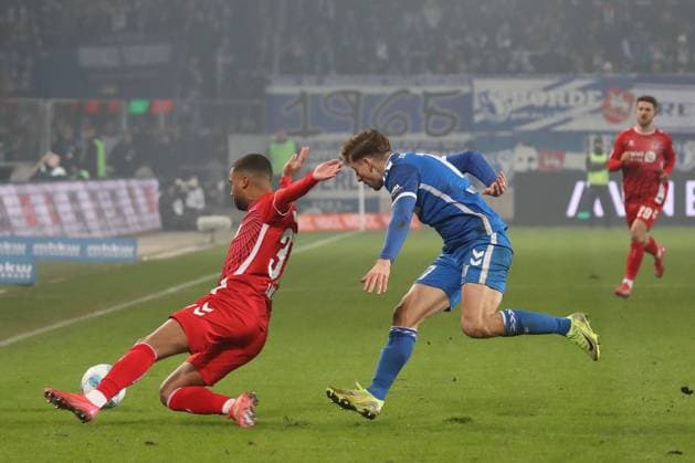 14.02.2025, xgox, Fussball 2. Bundesliga, 1. FC Magdeburg - 1. FC Koeln emspor, v.l. Linton Maina (Koeln, 37), Alexander Nollenberger (Magdeburg, 17 ) Zweikampf, Duell, Kampf, tackle (DFL DFB REGULATIONS PROHIBIT ANY USE OF PHOTOGRAPHS as IMAGE SEQUENCES and or QUASI-VIDEO) Magdeburg