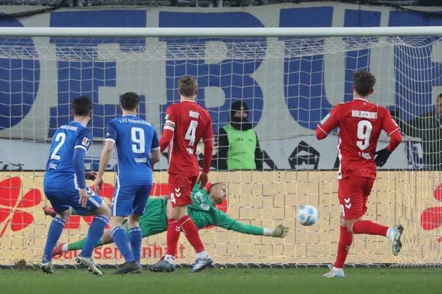 14.02.2025, xgox, Fussball 2. Bundesliga, 1. FC Magdeburg - 1. FC Koeln emspor, v.l. Samuel Loric (Magdeburg, 2) schiesst Tor, schießt, Torschuetze, erzielt Tor, Treffer, scores the goal 3:0 (DFL DFB REGULATIONS PROHIBIT ANY USE OF PHOTOGRAPHS as IMAGE SEQUENCES and or QUASI-VIDEO) Magdeburg
