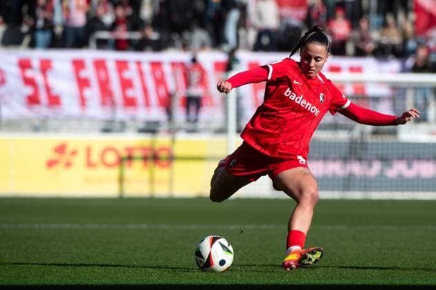 Selina Vobian (SC Freiburg, 08) am Ball, GER, SC Freiburg vs 1. FC Koeln, Fussball Google Pixel Frauen Bundesliga, 15. Spieltag, Saison 2024 2025, 15.02.2025 DFB regulations prohibit any use of photographs as image sequences and or quasi-video GER, SC Freiburg vs 1. FC Koeln, Fussball Google Pixel Frauen Bundesliga, 15. Spieltag, Saison 2024 2025, 15.02.2025 Freiburg Copyright: xEibner-Pressefoto Memmlerx EP_MMR