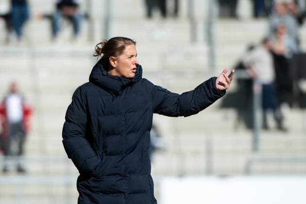 Britta Carlson (FC Koeln, Trainer) gestikuliert, GER, SC Freiburg vs 1. FC Koeln, Fussball Google Pixel Frauen Bundesliga, 15. Spieltag, Saison 2024 2025, 15.02.2025 DFB regulations prohibit any use of photographs as image sequences and or quasi-video GER, SC Freiburg vs 1. FC Koeln, Fussball Google Pixel Frauen Bundesliga, 15. Spieltag, Saison 2024 2025, 15.02.2025 Freiburg Copyright: xEibner-Pressefoto Memmlerx EP_MMR