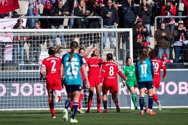 Cora Zicai (SC Freiburg, 28), Maj Schneider (SC Freiburg, 15) jubeln ueber das Tor zum 1:0, Laura Donhauser (FC Koeln, 25), Alena Bienz (FC Koeln, 11) aergert sich, GER, SC Freiburg vs 1. FC Koeln, Fussball Google Pixel Frauen Bundesliga, 15. Spieltag, Saison 2024 2025, 15.02.2025 DFB regulations prohibit any use of photographs as image sequences and or quasi-video GER, SC Freiburg vs 1. FC Koeln, Fussball Google Pixel Frauen Bundesliga, 15. Spieltag, Saison 2024 2025, 15.02.2025 Freiburg Copyright: xEibner-Pressefoto Memmlerx EP_MMR