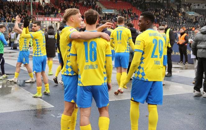 Eintracht BS vs SV Darmstadt 98 Braunschweig, 15.02.2025, Fußball, Saison 24 25, 2. Bundesliga, 22. Spieltag, Eintracht Braunschweig vs SV Darmstadt 98, Bild zeigt: Jubel Emotionen bei der Eintracht nach dem Abpfiff mit Julian Baas (BTSV, 16), Marvin Rittmüller (BTSV, 18) und Richmond Tachie (BTSV, 29) Braunschweig