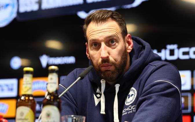 Bielefeld, 15.02.2025, Schüco Arena, Fussball, 3.Liga, 24.Spieltag , DSC Arminia Bielefeld vs. FC Erzgebirge Aue , Im Bild; Trainer Mitch Kniat, Arminia Bielefeld. , Nur zur redaktionellen Nutzung. Only editorial use. , DFB DFL regulations prohibit any use of photographs as image sequences and or quasi-video. ,