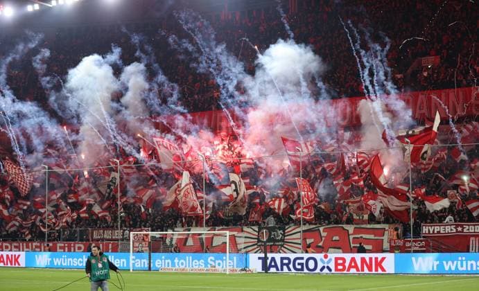 15.02.2025, xdcx, Fussball 2. Bundesliga, Fortuna Düsseldorf - Hertha BSC Berlin, v.l., Fortuna-Fans zünden Pyrotechnik, Pyro, Rauch, Feuer, Bengalos, Rauchbomben, pirotecnica, fumo, fuoco, Wunderkerzen DFL DFB REGULATIONS PROHIBIT ANY USE OF PHOTOGRAPHS AS IMAGE SEQUENCES AND OR QUASI-VIDEO.