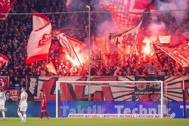 Fortuna Ultras zuenden Pyrotechnik, Benaglos, Fankurve, GER Fortuna Duesseldorf vs. Hertha BSC, Fussball, 2. Bundesliga, Spieltag 22, Saison 2024 2025, 15.02.2025 DFB DFL REGULATIONS PROHIBIT ANY USE OF PHOTOGRAPHS AS IMAGE SEQUENCES AND OR QUASI-VIDEO, GER Fortuna Duesseldorf vs. Hertha BSC, Fussball, 2. Bundesliga, Spieltag 22, Saison 2024 2025, 15.02.2025 Duesseldorf