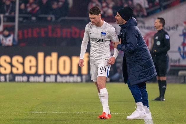Cristian Fiel (Hertha BSC, Cheftrainer) im Gespraech mit Linus Gechter (Hertha BSC, 44) GER Fortuna Duesseldorf vs. Hertha BSC, Fussball, 2. Bundesliga, Spieltag 22, Saison 2024 2025, 15.02.2025 DFB DFL REGULATIONS PROHIBIT ANY USE OF PHOTOGRAPHS AS IMAGE SEQUENCES AND OR QUASI-VIDEO, GER Fortuna Duesseldorf vs. Hertha BSC, Fussball, 2. Bundesliga, Spieltag 22, Saison 2024 2025, 15.02.2025 Duesseldorf