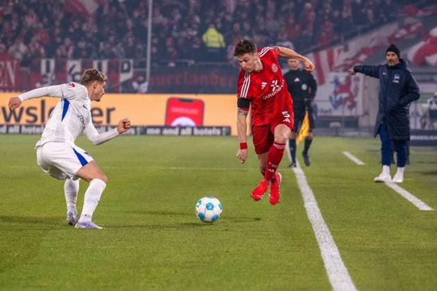 Michael Cuisance (Hertha BSC, 27) gegen Joshua Quarshie (Fortuna Duesseldorf, 05), Cristian Fià l (Hertha BSC, Cheftrainer) im Hintergrund, GER Fortuna Duesseldorf vs. Hertha BSC, Fussball, 2. Bundesliga, Spieltag 22, Saison 2024 2025, 15.02.2025 DFB DFL REGULATIONS PROHIBIT ANY USE OF PHOTOGRAPHS AS IMAGE SEQUENCES AND OR QUASI-VIDEO, GER Fortuna Duesseldorf vs. Hertha BSC, Fussball, 2. Bundesliga, Spieltag 22, Saison 2024 2025, 15.02.2025 Duesseldorf
