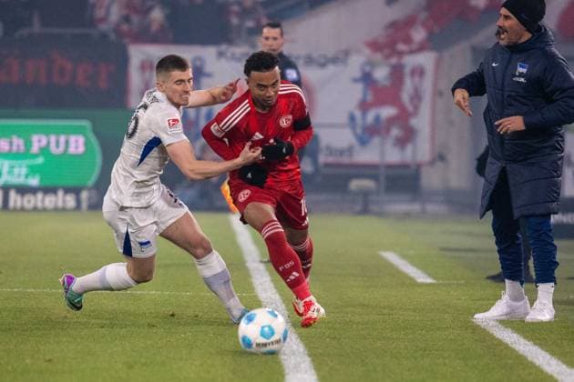 Jonjoe Kenny (Hertha BSC, 16) gegen Myronvan Brederode (Fortuna Duesseldorf, 10), GER Fortuna Duesseldorf vs. Hertha BSC, Fussball, 2. Bundesliga, Spieltag 22, Saison 2024 2025, 15.02.2025 DFB DFL REGULATIONS PROHIBIT ANY USE OF PHOTOGRAPHS AS IMAGE SEQUENCES AND OR QUASI-VIDEO, GER Fortuna Duesseldorf vs. Hertha BSC, Fussball, 2. Bundesliga, Spieltag 22, Saison 2024 2025, 15.02.2025 Duesseldorf