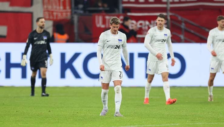 15.02.2025, xdcx, Fussball 2. Bundesliga, Fortuna Düsseldorf - Hertha BSC Berlin, v.l., Michael Cuisance (Hertha BSC Berlin) enttaeuscht, enttaeuscht schauend, dissapointed, traurig, frustiert, frust, gefrustet DFL DFB REGULATIONS PROHIBIT ANY USE OF PHOTOGRAPHS AS IMAGE SEQUENCES AND OR QUASI-VIDEO.