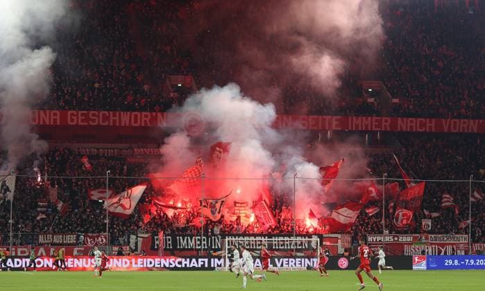 15.02.2025, xdcx, Fussball 2. Bundesliga, Fortuna Düsseldorf - Hertha BSC Berlin, v.l., Fortuna-Fans zünden Pyrotechnik, Pyro, Rauch, Feuer, Bengalos, Rauchbomben, pirotecnica, fumo, fuoco, Wunderkerzen DFL DFB REGULATIONS PROHIBIT ANY USE OF PHOTOGRAPHS AS IMAGE SEQUENCES AND OR QUASI-VIDEO.