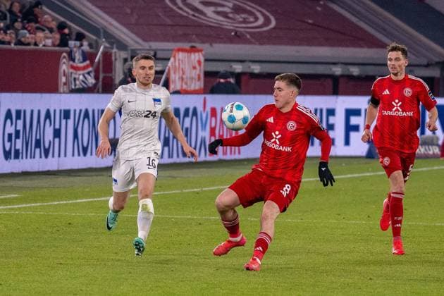 Jonjoe Kenny (Hertha BSC, 16) im Zweikampf gegen Isak Bergmann Johannesson (Fortuna Duesseldorf, 08), GER Fortuna Duesseldorf vs. Hertha BSC, Fussball, 2. Bundesliga, Spieltag 22, Saison 2024 2025, 15.02.2025 DFB DFL REGULATIONS PROHIBIT ANY USE OF PHOTOGRAPHS AS IMAGE SEQUENCES AND OR QUASI-VIDEO, GER Fortuna Duesseldorf vs. Hertha BSC, Fussball, 2. Bundesliga, Spieltag 22, Saison 2024 2025, 15.02.2025 Duesseldorf