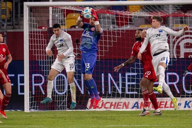 Florian Kastenmeier (Fortuna Duesseldorf, 33) kann den Ball aus der Luft fischen, Ibrahim Maza (Hertha BSC, 10) und Luca Schuler (Hertha BSC, 18), GER Fortuna Duesseldorf vs. Hertha BSC, Fussball, 2. Bundesliga, Spieltag 22, Saison 2024 2025, 15.02.2025 DFB DFL REGULATIONS PROHIBIT ANY USE OF PHOTOGRAPHS AS IMAGE SEQUENCES AND OR QUASI-VIDEO, GER Fortuna Duesseldorf vs. Hertha BSC, Fussball, 2. Bundesliga, Spieltag 22, Saison 2024 2025, 15.02.2025 Duesseldorf