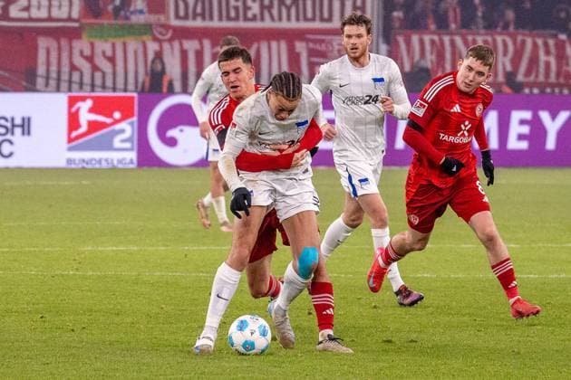 Giovanni Haag (Fortuna Duesseldorf, 06) umklammer Derry Scherhant (Hertha BSC, 39) von hinten, GER Fortuna Duesseldorf vs. Hertha BSC, Fussball, 2. Bundesliga, Spieltag 22, Saison 2024 2025, 15.02.2025 DFB DFL REGULATIONS PROHIBIT ANY USE OF PHOTOGRAPHS AS IMAGE SEQUENCES AND OR QUASI-VIDEO, GER Fortuna Duesseldorf vs. Hertha BSC, Fussball, 2. Bundesliga, Spieltag 22, Saison 2024 2025, 15.02.2025 Duesseldorf
