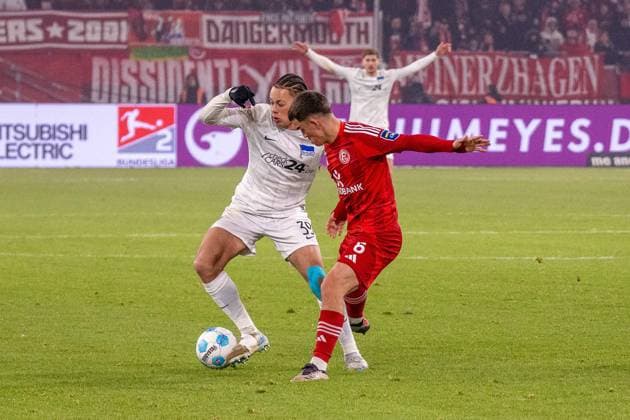 Derry Scherhant (Hertha BSC, 39) gegen Giovanni Haag (Fortuna Duesseldorf, 06), GER Fortuna Duesseldorf vs. Hertha BSC, Fussball, 2. Bundesliga, Spieltag 22, Saison 2024 2025, 15.02.2025 DFB DFL REGULATIONS PROHIBIT ANY USE OF PHOTOGRAPHS AS IMAGE SEQUENCES AND OR QUASI-VIDEO, GER Fortuna Duesseldorf vs. Hertha BSC, Fussball, 2. Bundesliga, Spieltag 22, Saison 2024 2025, 15.02.2025 Duesseldorf
