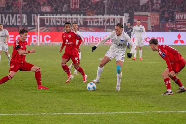 Derry Scherhant (Hertha BSC, 39) allein gegen drei Duesseldorfer vor dem Duesseldorfer Strafraum, Myronvan Brederode (Fortuna Duesseldorf, 10), GER Fortuna Duesseldorf vs. Hertha BSC, Fussball, 2. Bundesliga, Spieltag 22, Saison 2024 2025, 15.02.2025 DFB DFL REGULATIONS PROHIBIT ANY USE OF PHOTOGRAPHS AS IMAGE SEQUENCES AND OR QUASI-VIDEO, GER Fortuna Duesseldorf vs. Hertha BSC, Fussball, 2. Bundesliga, Spieltag 22, Saison 2024 2025, 15.02.2025 Duesseldorf