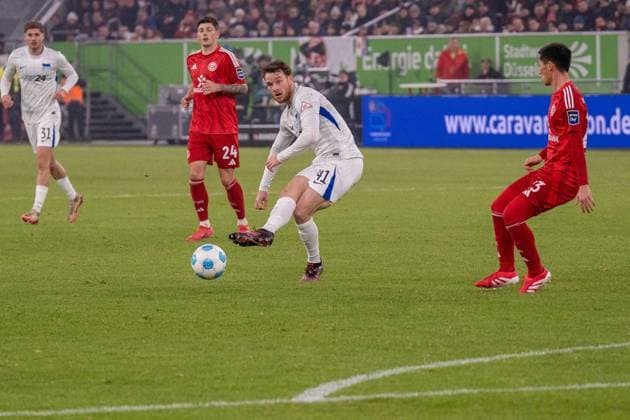 Torschuss von Pascal Klemens (Hertha BSC, 41), Dawid Kownacki (Fortuna Duesseldorf, 24), GER Fortuna Duesseldorf vs. Hertha BSC, Fussball, 2. Bundesliga, Spieltag 22, Saison 2024 2025, 15.02.2025 DFB DFL REGULATIONS PROHIBIT ANY USE OF PHOTOGRAPHS AS IMAGE SEQUENCES AND OR QUASI-VIDEO, GER Fortuna Duesseldorf vs. Hertha BSC, Fussball, 2. Bundesliga, Spieltag 22, Saison 2024 2025, 15.02.2025 Duesseldorf