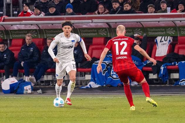 Fabian Reese (Hertha BSC, 11) gegen Valgeir Lunddal Fridriksson (Fortuna Duesseldorf, 12), GER Fortuna Duesseldorf vs. Hertha BSC, Fussball, 2. Bundesliga, Spieltag 22, Saison 2024 2025, 15.02.2025 DFB DFL REGULATIONS PROHIBIT ANY USE OF PHOTOGRAPHS AS IMAGE SEQUENCES AND OR QUASI-VIDEO, GER Fortuna Duesseldorf vs. Hertha BSC, Fussball, 2. Bundesliga, Spieltag 22, Saison 2024 2025, 15.02.2025 Duesseldorf